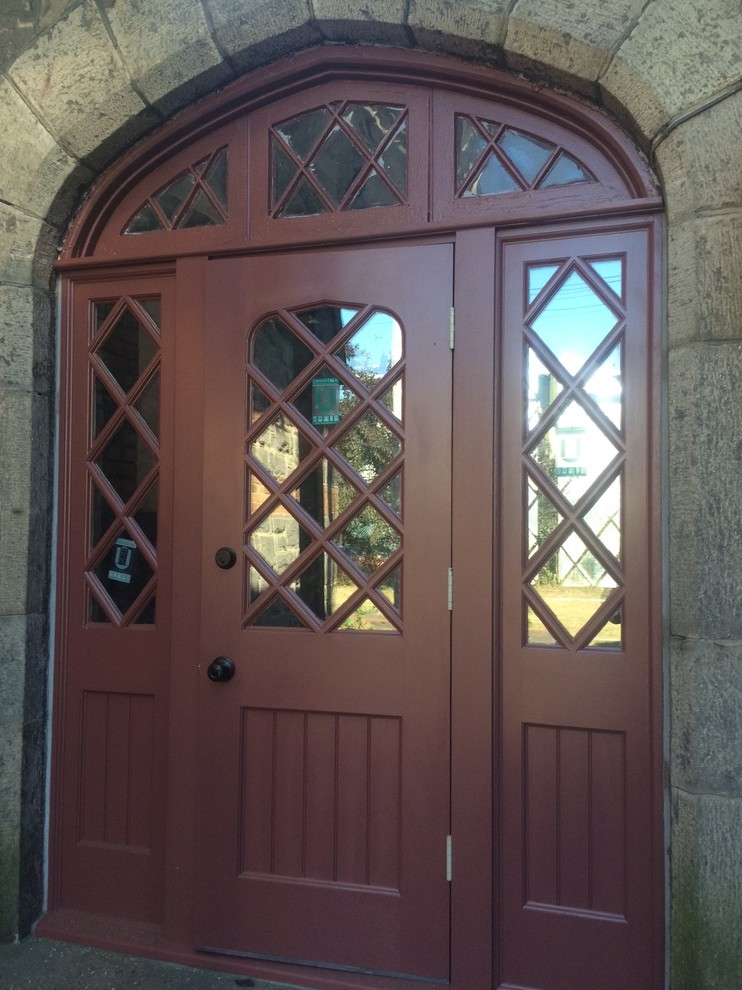 Cette photo montre une porte d'entrée chic de taille moyenne avec un mur gris, sol en béton ciré, une porte simple et une porte marron.