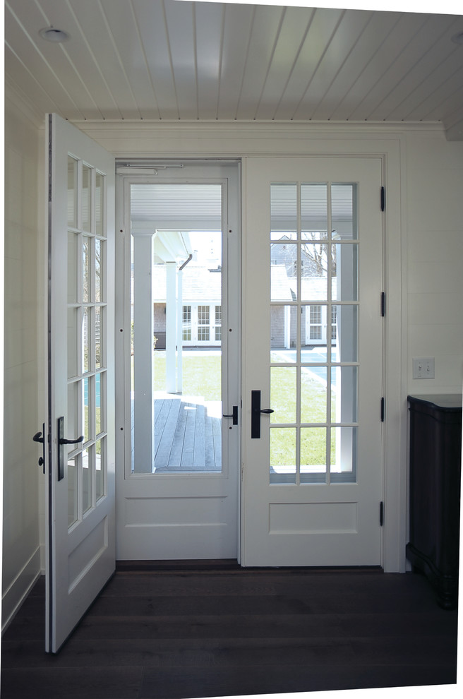 Idee per una porta d'ingresso classica con pareti bianche, parquet scuro, una porta a due ante e una porta bianca