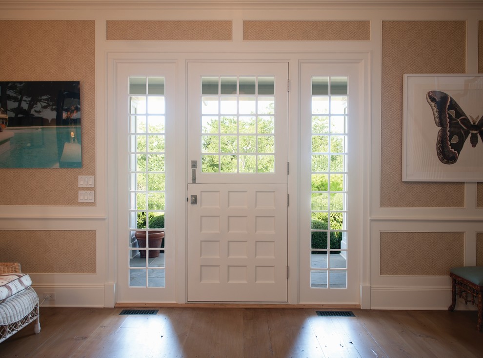 Idée de décoration pour un hall d'entrée tradition avec un mur beige, parquet clair, une porte hollandaise et une porte blanche.