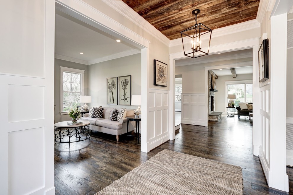 Mittelgroße Country Haustür mit beiger Wandfarbe, dunklem Holzboden, Doppeltür, brauner Haustür und braunem Boden in Washington, D.C.