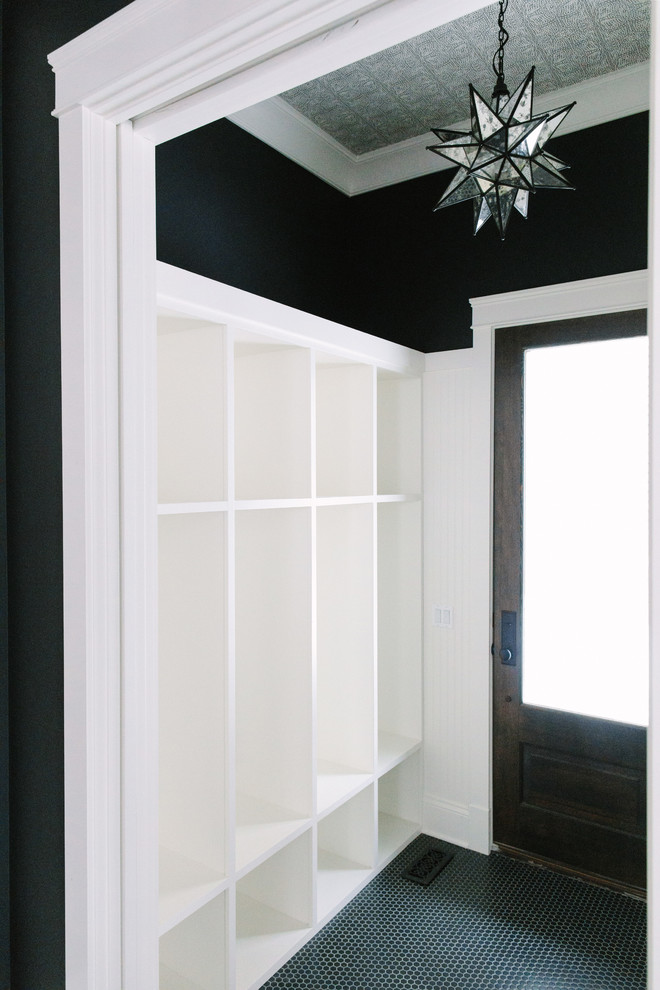 На фото: тамбур среднего размера в стиле фьюжн с черными стенами, полом из керамической плитки, одностворчатой входной дверью и входной дверью из темного дерева