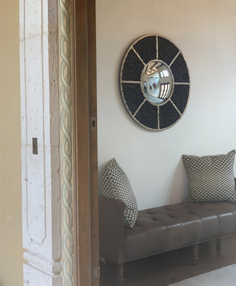 フェニックスにある広いトランジショナルスタイルのおしゃれな玄関ドア (白い壁、濃色無垢フローリング、濃色木目調のドア、茶色い床、表し梁) の写真