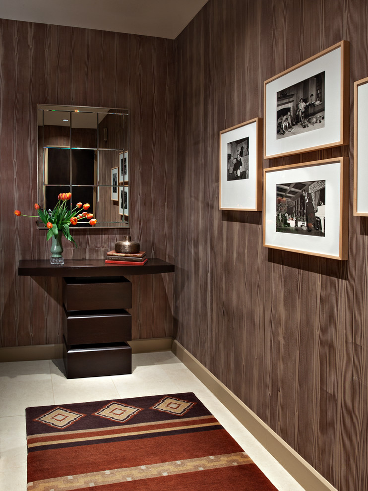 Kleines Modernes Foyer mit brauner Wandfarbe, Travertin, Einzeltür, brauner Haustür und beigem Boden in Phoenix