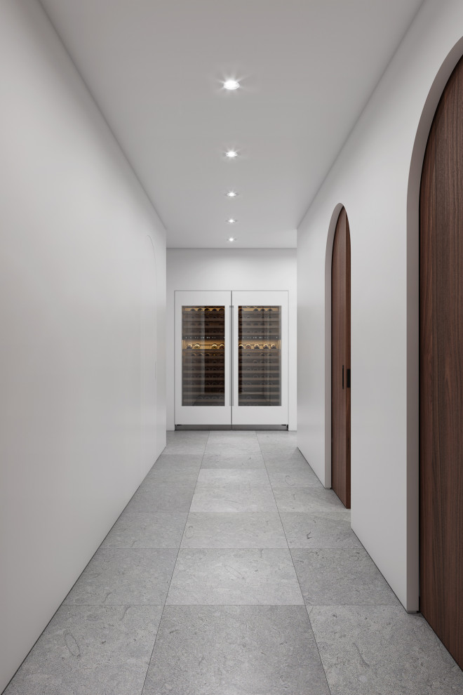 Diseño de puerta principal de estilo zen de tamaño medio con paredes blancas, suelo de piedra caliza, puerta simple, puerta de madera en tonos medios y suelo gris