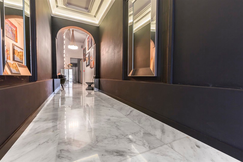 Idee per un grande corridoio contemporaneo con pareti nere, pavimento in marmo, una porta a due ante e una porta grigia