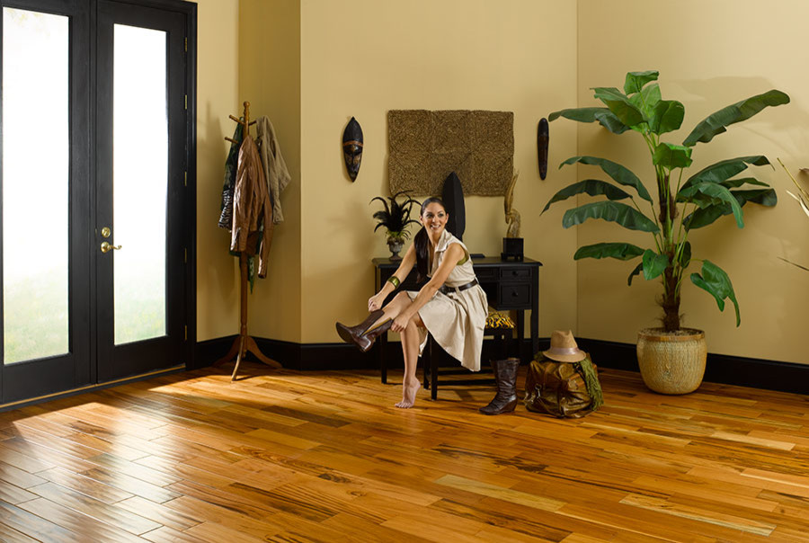 Imagen de distribuidor exótico de tamaño medio con paredes beige, suelo de madera en tonos medios, puerta doble y puerta de vidrio