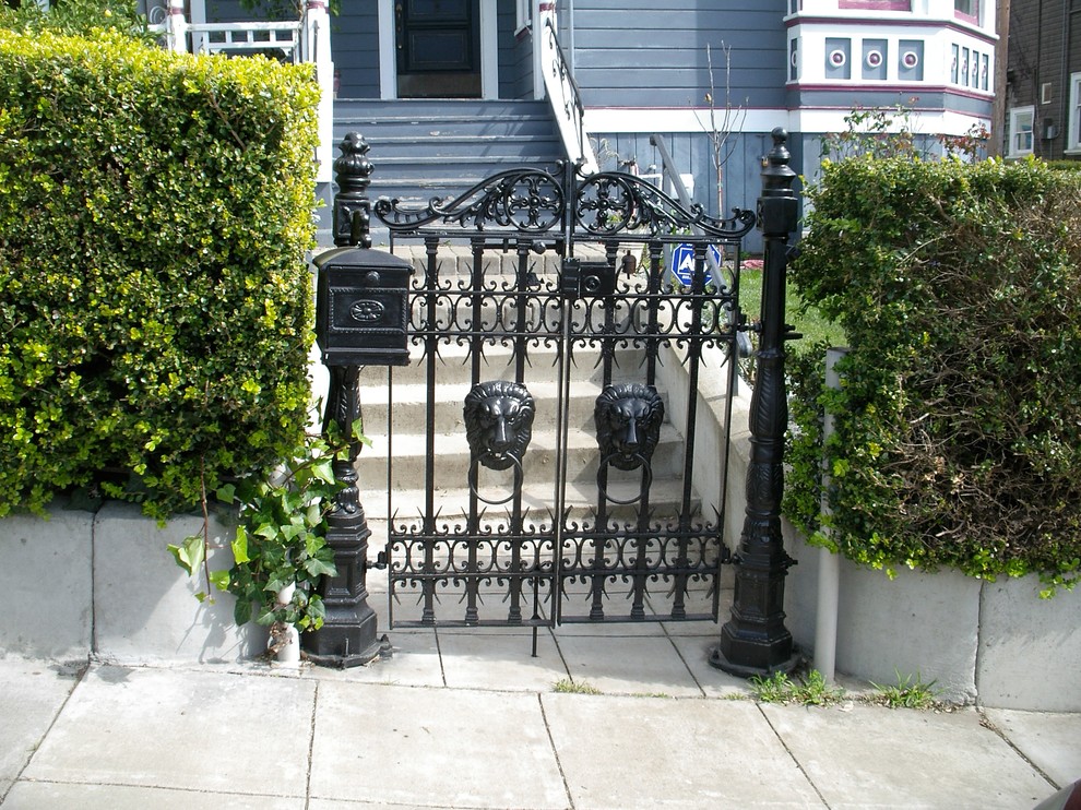 サンフランシスコにある中くらいなヴィクトリアン調のおしゃれな玄関 (青いドア) の写真