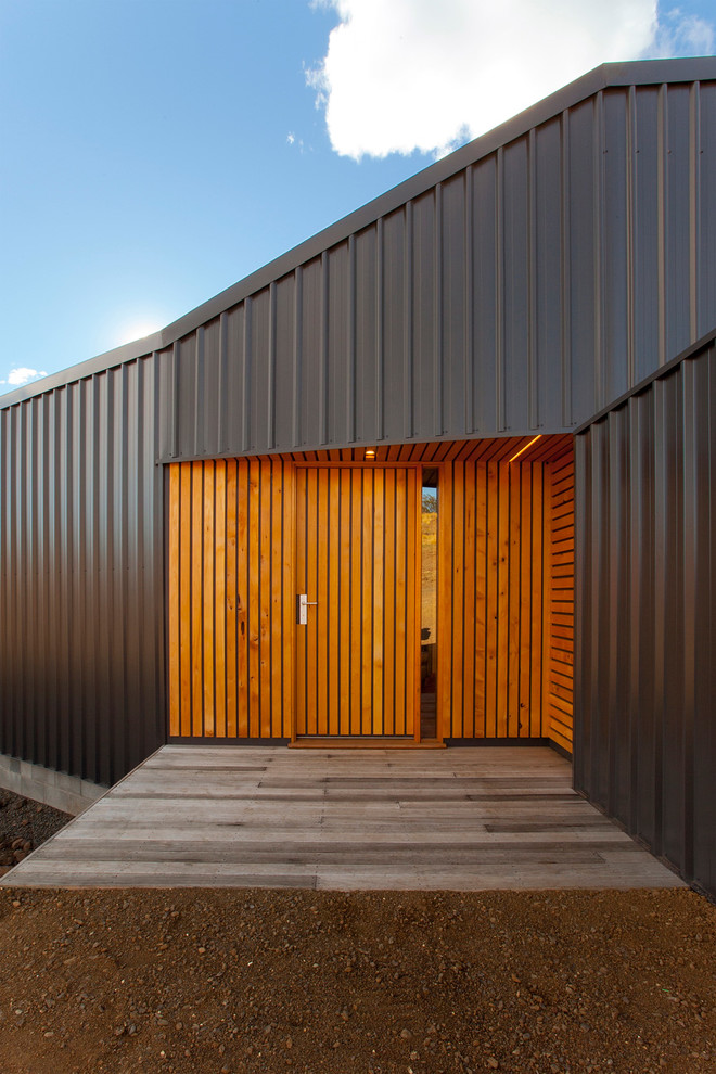 Moderner Eingang mit Einzeltür und hellbrauner Holzhaustür in Hobart