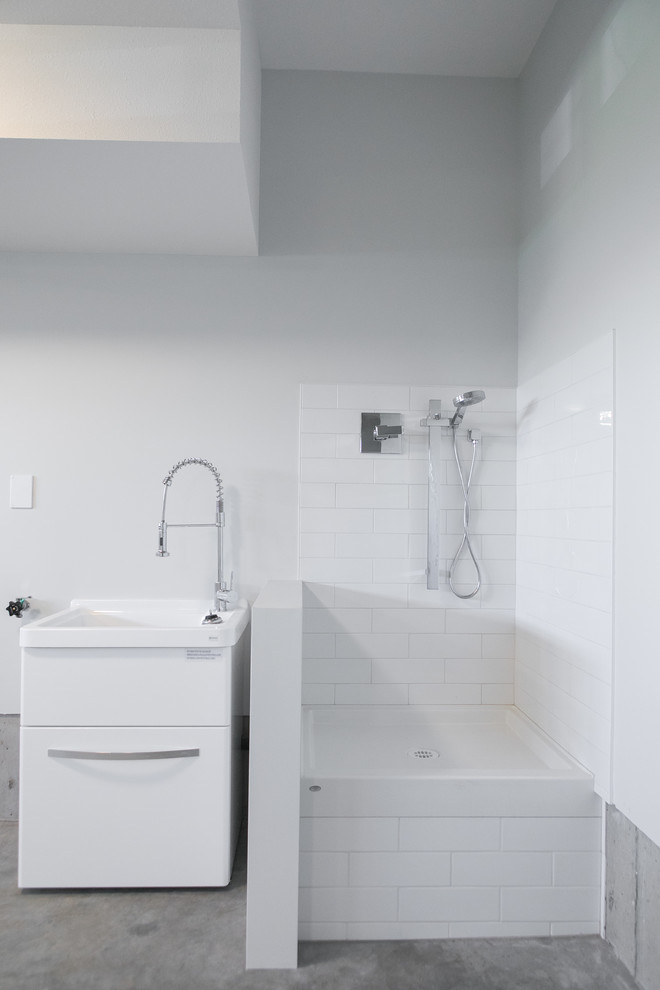 Modernes Badezimmer mit beiger Wandfarbe, hellem Holzboden und braunem Boden in Vancouver