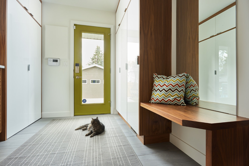 エドモントンにあるコンテンポラリースタイルのおしゃれなマッドルーム (白い壁、セラミックタイルの床、緑のドア) の写真
