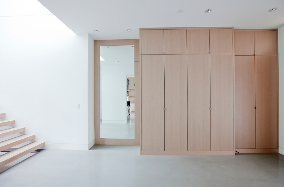 Mittelgroßes Modernes Foyer mit weißer Wandfarbe, Betonboden, Einzeltür und hellbrauner Holzhaustür in Vancouver