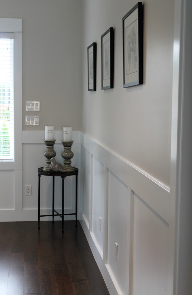 Foto de distribuidor clásico de tamaño medio con paredes beige, suelo de madera en tonos medios, puerta simple y puerta blanca