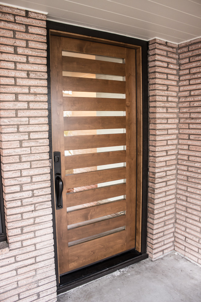 Exemple d'une porte d'entrée rétro de taille moyenne avec une porte simple et une porte en bois brun.