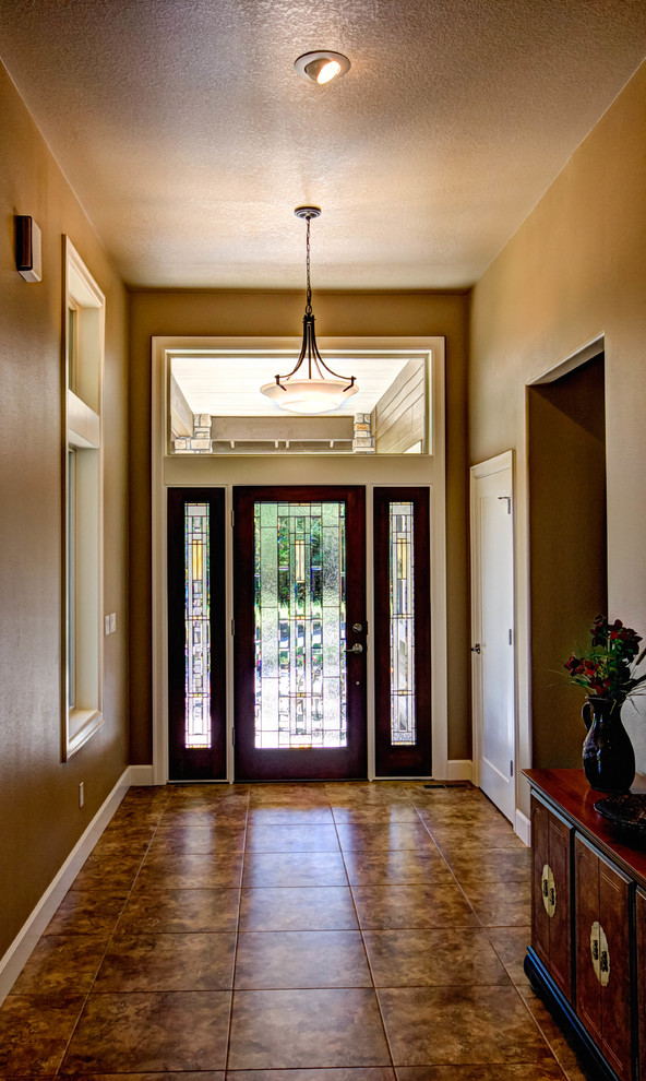 Источник вдохновения для домашнего уюта: прихожая в стиле неоклассика (современная классика) с бежевыми стенами, полом из керамической плитки, одностворчатой входной дверью и стеклянной входной дверью