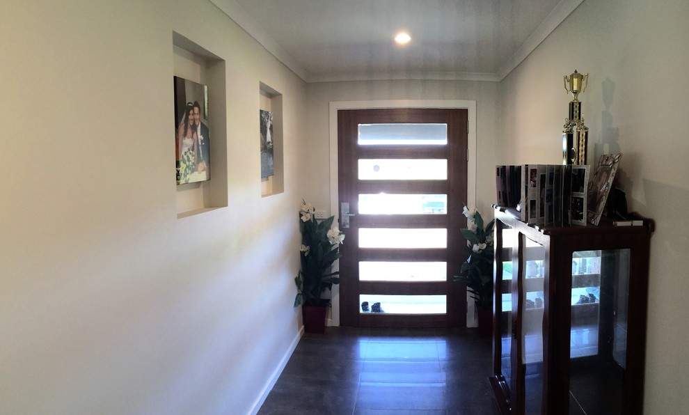 Inspiration pour un hall d'entrée minimaliste de taille moyenne avec une porte simple et une porte verte.
