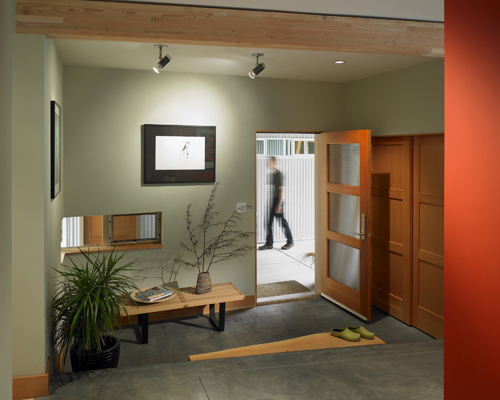 シアトルにあるコンテンポラリースタイルのおしゃれな玄関 (コンクリートの床、グレーの床) の写真