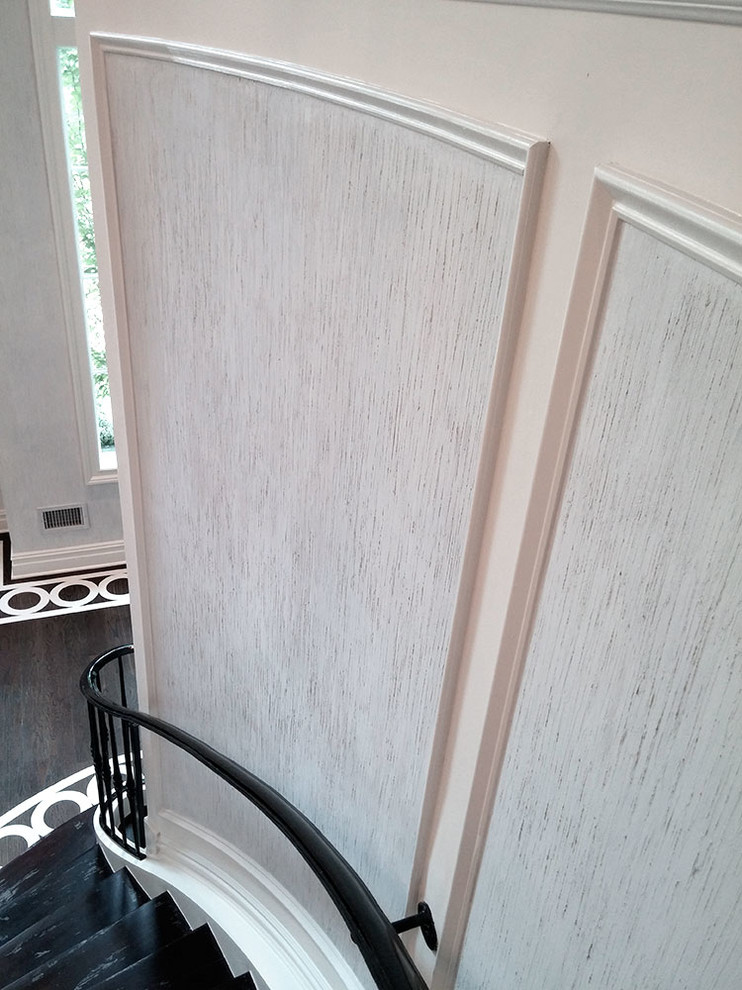 На фото: большое фойе в стиле неоклассика (современная классика) с белыми стенами и деревянным полом