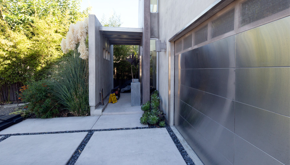 Inspiration for a mid-sized contemporary front door remodel in Los Angeles