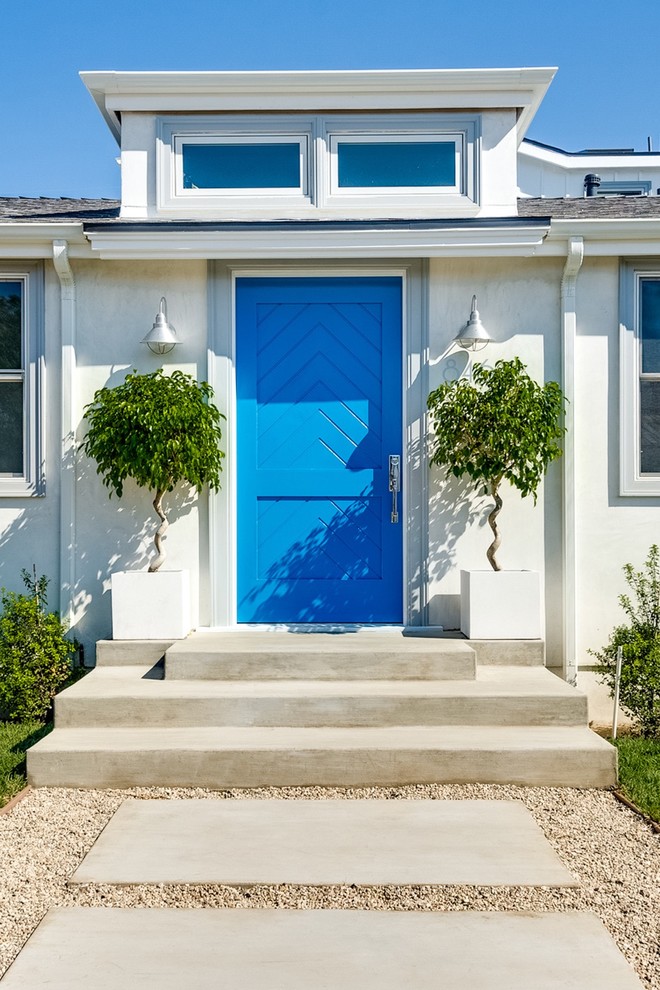 На фото: входная дверь в морском стиле с одностворчатой входной дверью и синей входной дверью