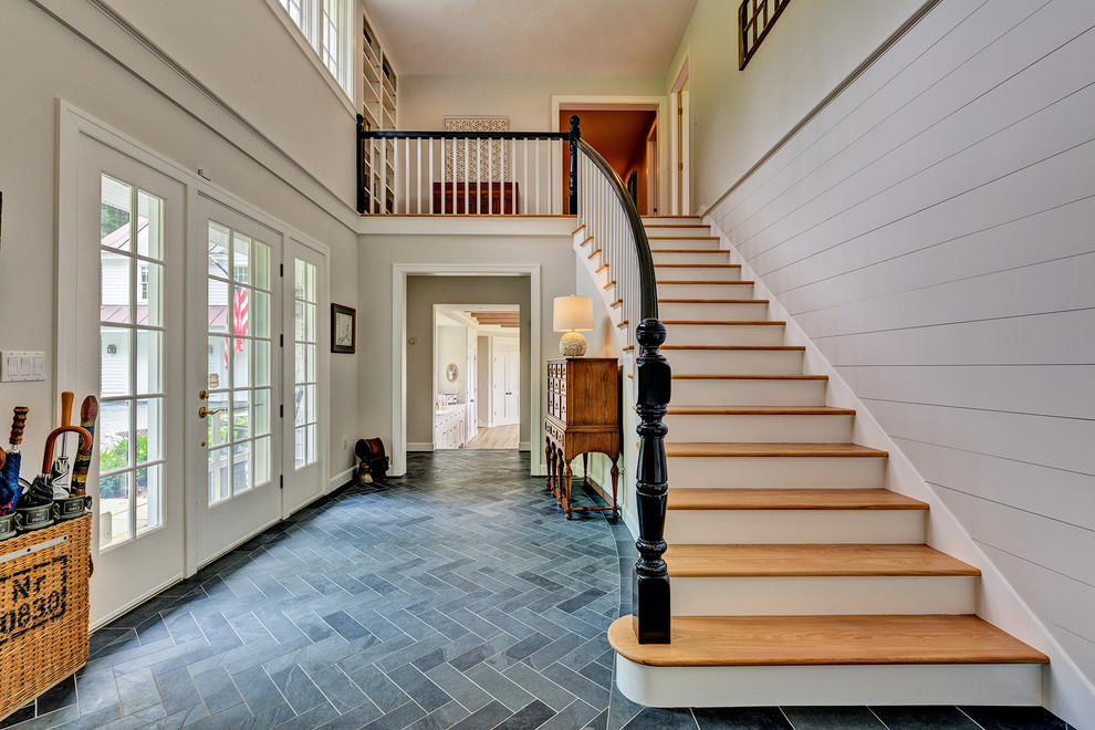 Landhausstil Foyer mit weißer Wandfarbe, Schieferboden, Einzeltür, weißer Haustür und schwarzem Boden in Burlington