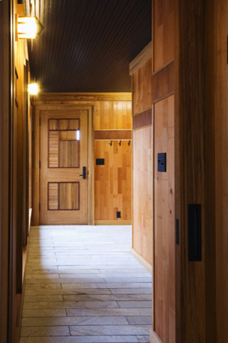 Bild på en funkis hall, med klinkergolv i keramik, en enkeldörr och ljus trädörr