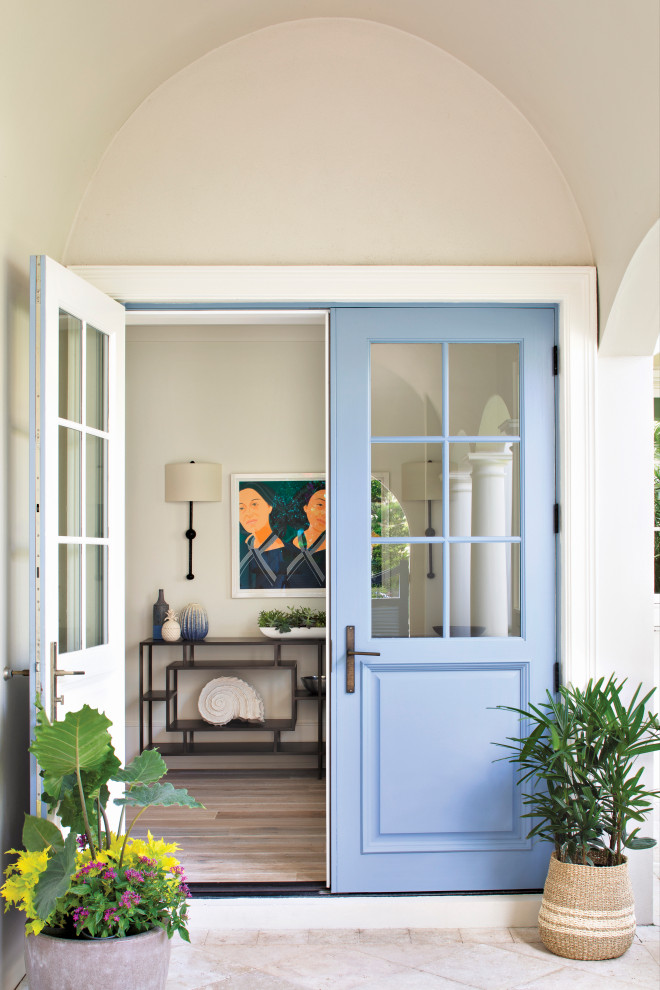 Réalisation d'une porte d'entrée marine de taille moyenne avec un mur blanc, une porte double et une porte bleue.