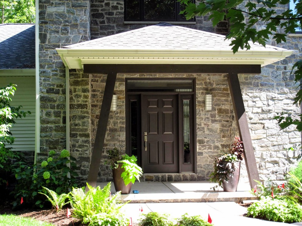 Источник вдохновения для домашнего уюта: входная дверь среднего размера в классическом стиле с одностворчатой входной дверью и входной дверью из темного дерева