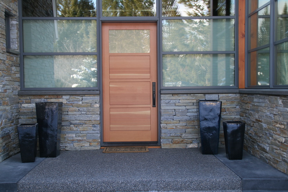 Ispirazione per una porta d'ingresso minimal con una porta singola e una porta in legno bruno