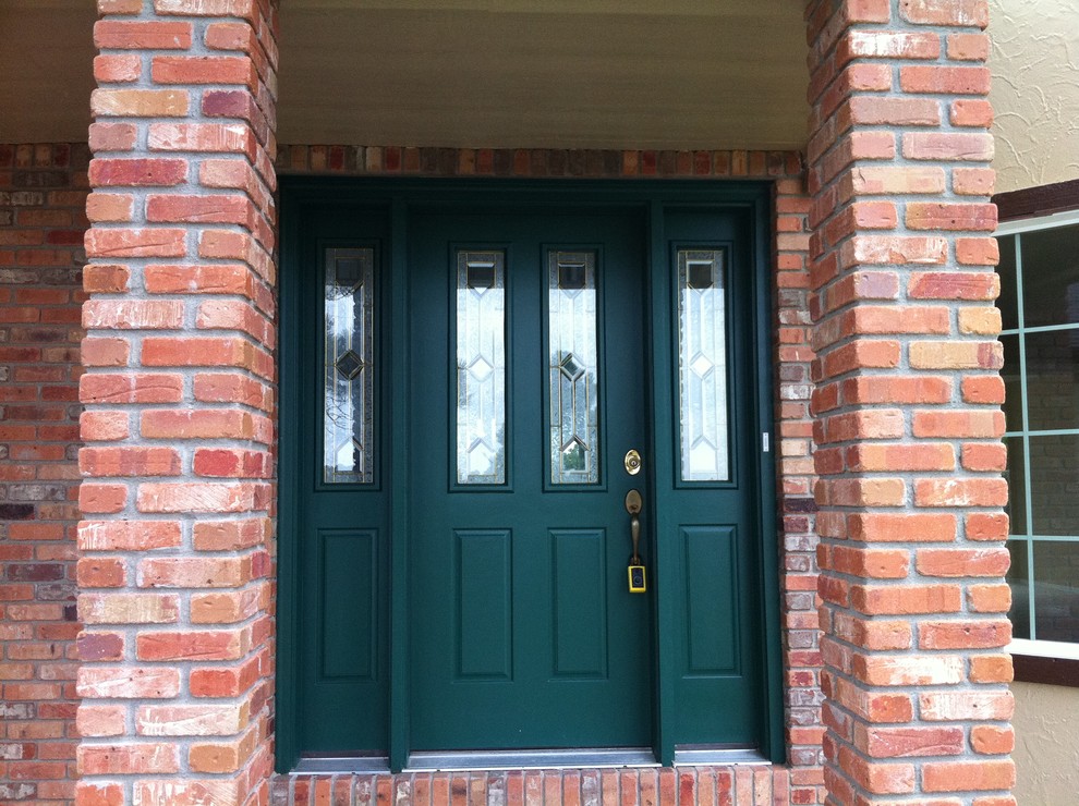 На фото: входная дверь среднего размера в стиле неоклассика (современная классика) с одностворчатой входной дверью и зеленой входной дверью