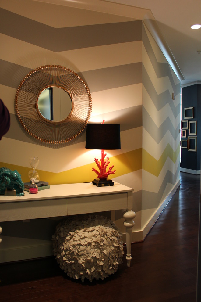 Mittelgroßes Stilmix Foyer mit grauer Wandfarbe, braunem Holzboden und Einzeltür in St. Louis