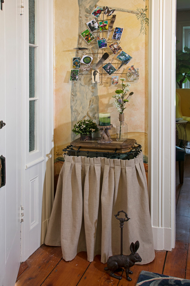 На фото: фойе среднего размера в викторианском стиле с разноцветными стенами, паркетным полом среднего тона, двустворчатой входной дверью и черной входной дверью с