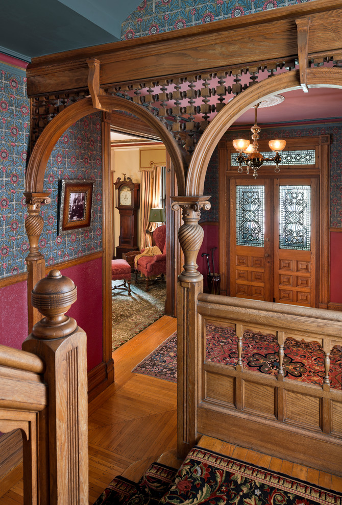 Источник вдохновения для домашнего уюта: фойе в викторианском стиле с разноцветными стенами, паркетным полом среднего тона и двустворчатой входной дверью