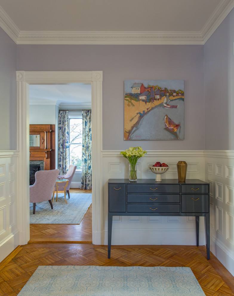ボストンにある中くらいなトランジショナルスタイルのおしゃれな玄関ロビー (紫の壁、無垢フローリング、茶色い床) の写真