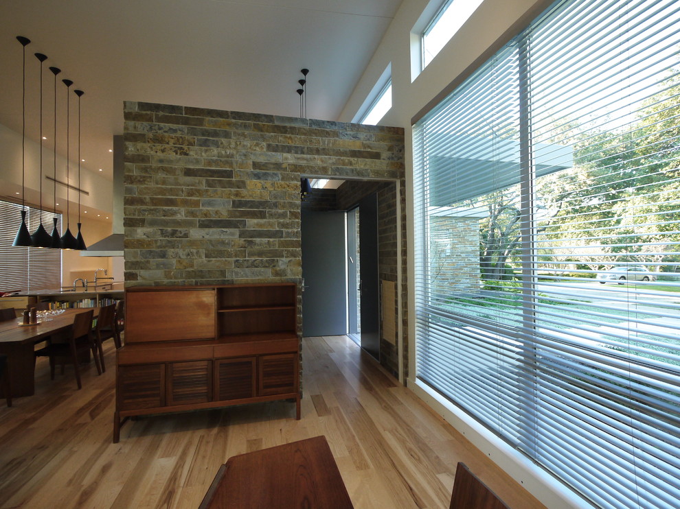 Idées déco pour un grand vestibule moderne avec une porte double, une porte métallisée et un sol en bois brun.