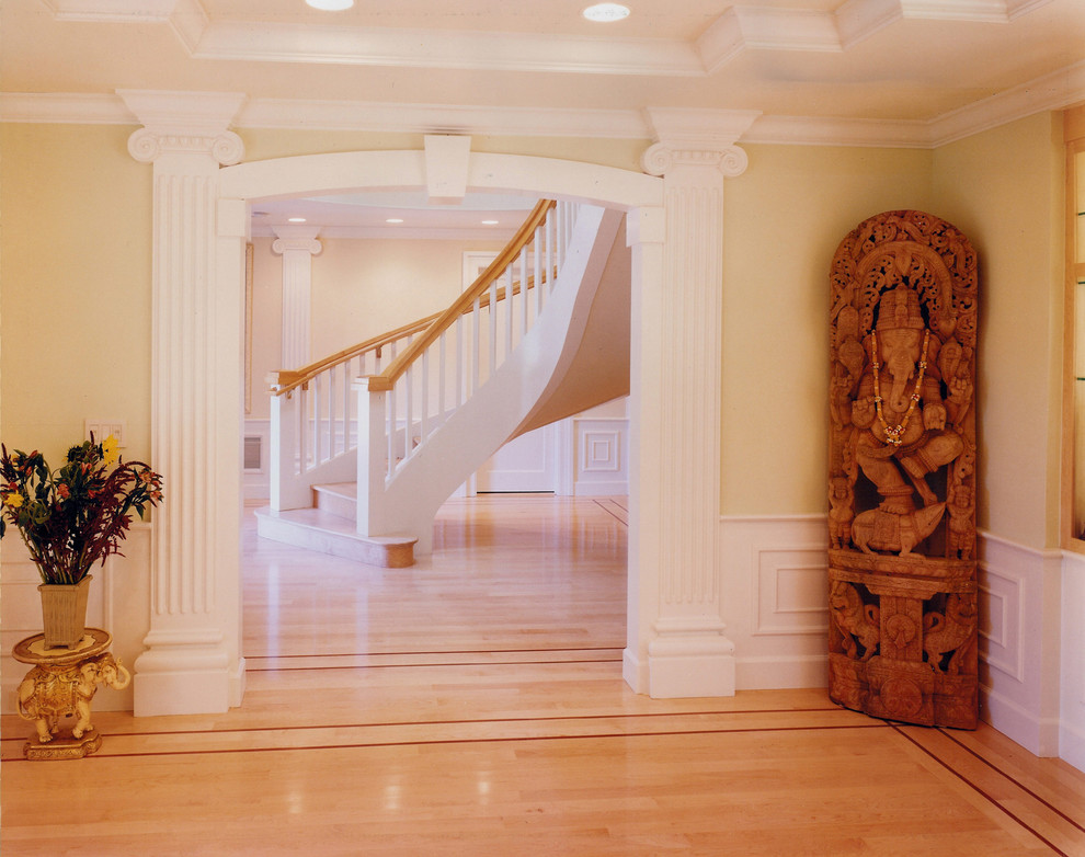 Geräumiges Klassisches Foyer mit gelber Wandfarbe, hellem Holzboden und gelbem Boden in San Francisco