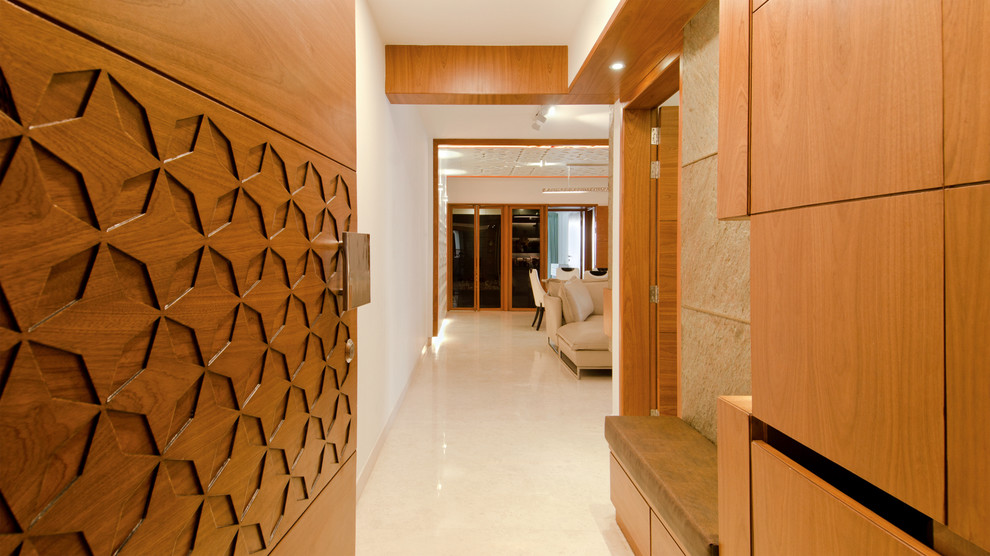 バンガロールにある中くらいなコンテンポラリースタイルのおしゃれな玄関ロビー (白い壁、大理石の床、木目調のドア) の写真