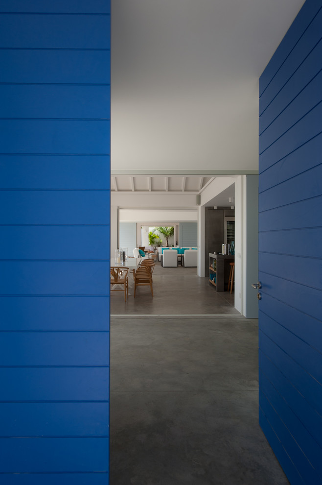 他の地域にあるトロピカルスタイルのおしゃれな玄関 (青いドア) の写真