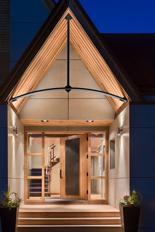 Moderne Haustür mit grauer Wandfarbe, hellem Holzboden, Einzeltür und Haustür aus Metall in Sonstige