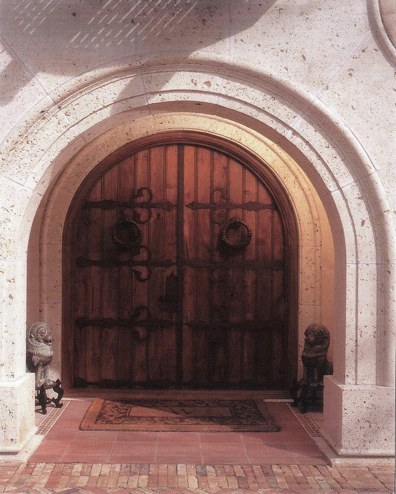 Идея дизайна: большая входная дверь в средиземноморском стиле с белыми стенами, полом из керамогранита, двустворчатой входной дверью и входной дверью из дерева среднего тона