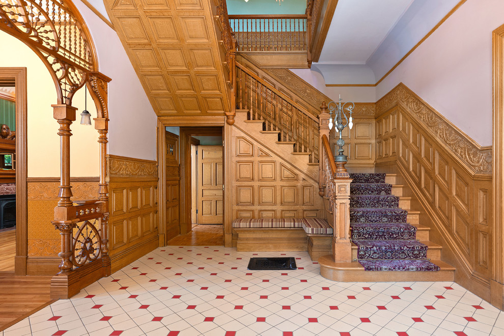 Источник вдохновения для домашнего уюта: прихожая в викторианском стиле с разноцветными стенами, полом из керамической плитки и желтым полом