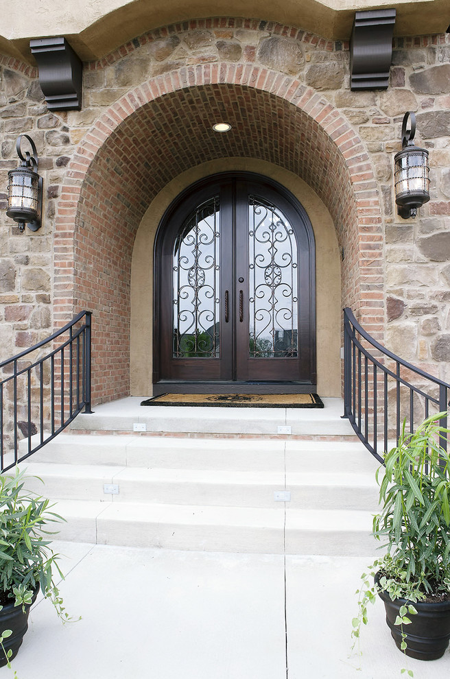 Стильный дизайн: большая входная дверь в средиземноморском стиле с бежевыми стенами, полом из линолеума, двустворчатой входной дверью и входной дверью из темного дерева - последний тренд