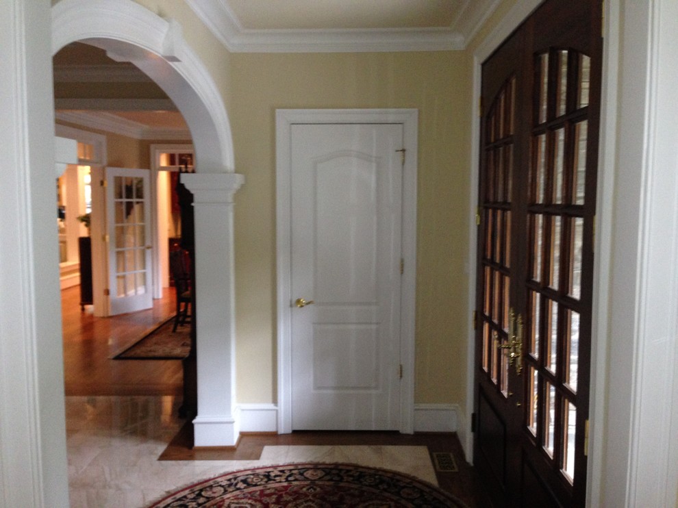 Свежая идея для дизайна: большое фойе в классическом стиле с бежевыми стенами, мраморным полом, двустворчатой входной дверью и входной дверью из дерева среднего тона - отличное фото интерьера