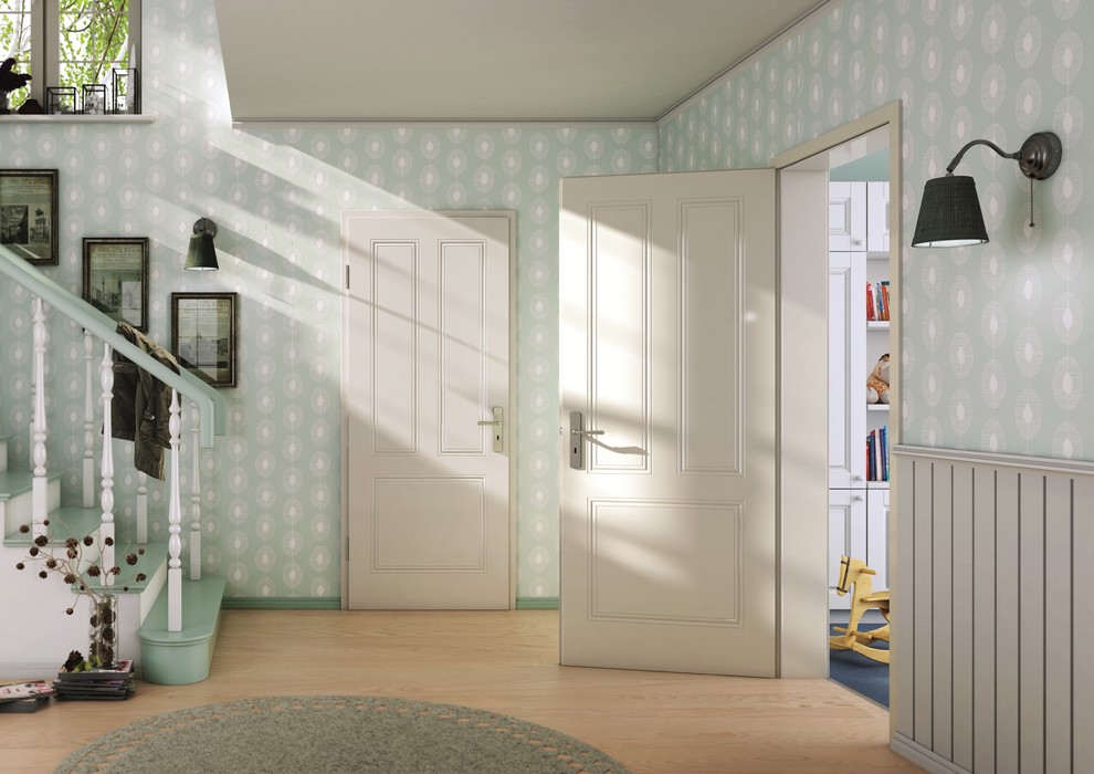 Cette image montre un petit hall d'entrée style shabby chic avec un mur bleu, parquet clair, une porte simple, une porte blanche et un sol beige.