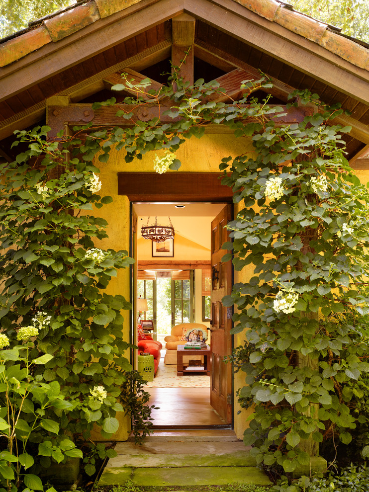 Geräumige Mediterrane Haustür mit Einzeltür und hellbrauner Holzhaustür in San Francisco