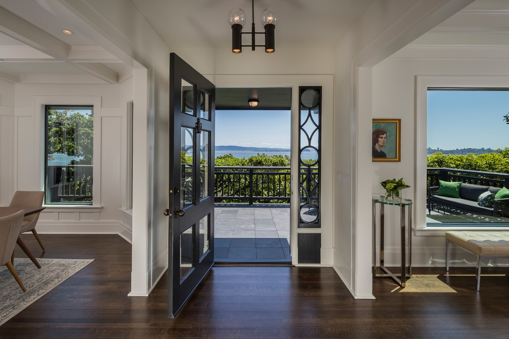 Imagen de puerta principal contemporánea de tamaño medio con paredes blancas, suelo de madera oscura, puerta simple y puerta negra