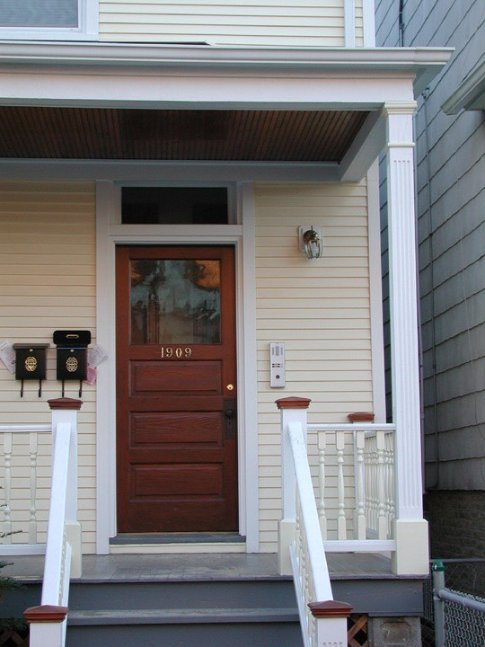 Источник вдохновения для домашнего уюта: входная дверь среднего размера в стиле кантри с желтыми стенами, одностворчатой входной дверью и коричневой входной дверью