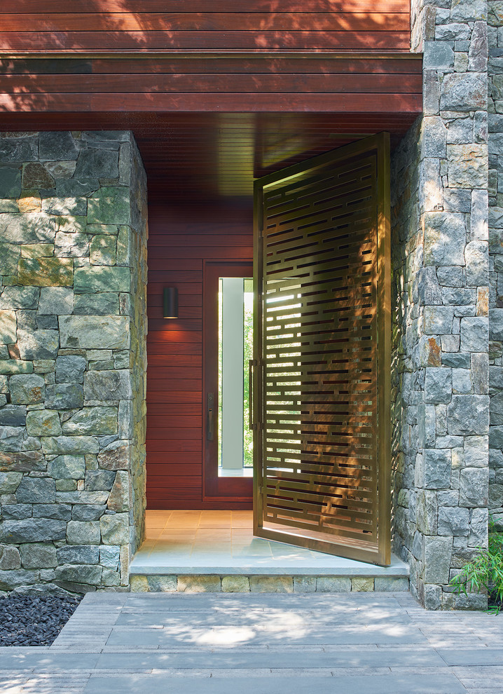 Idées déco pour une très grande porte d'entrée contemporaine avec une porte pivot et une porte en verre.