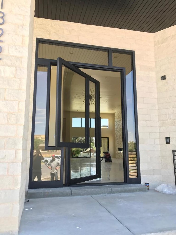 Aménagement d'une porte d'entrée contemporaine de taille moyenne avec une porte simple et une porte en verre.