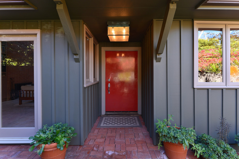 Example of a mid-century modern entryway design in San Diego