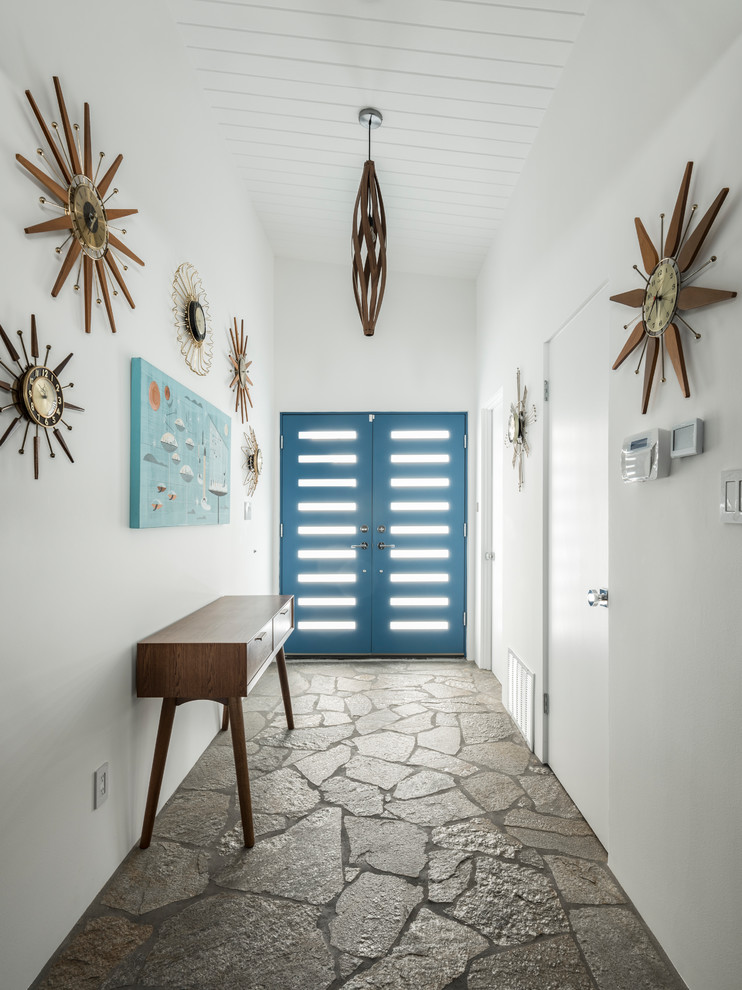 Inspiration för en liten retro ingång och ytterdörr, med vita väggar, skiffergolv, en dubbeldörr, en blå dörr och flerfärgat golv